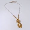 collana_piastrina_fiore_2_quadrato-1 Collana con Piastrina Ovale e Fiore