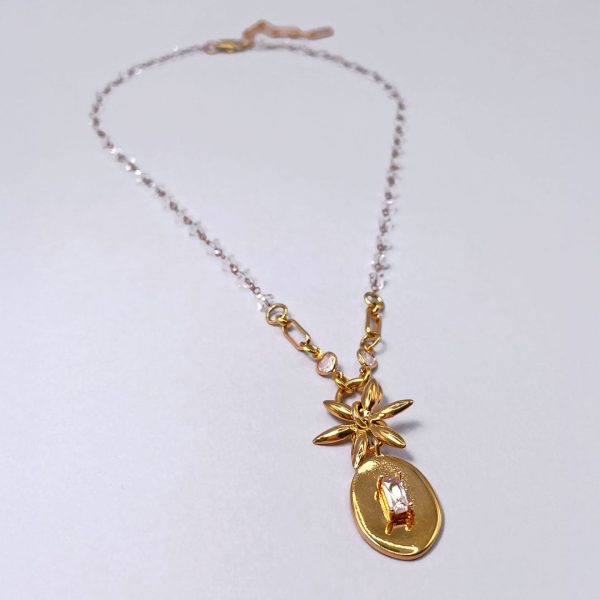 collana_piastrina_fiore_2_quadrato-1 Collana con Piastrina Ovale e Fiore